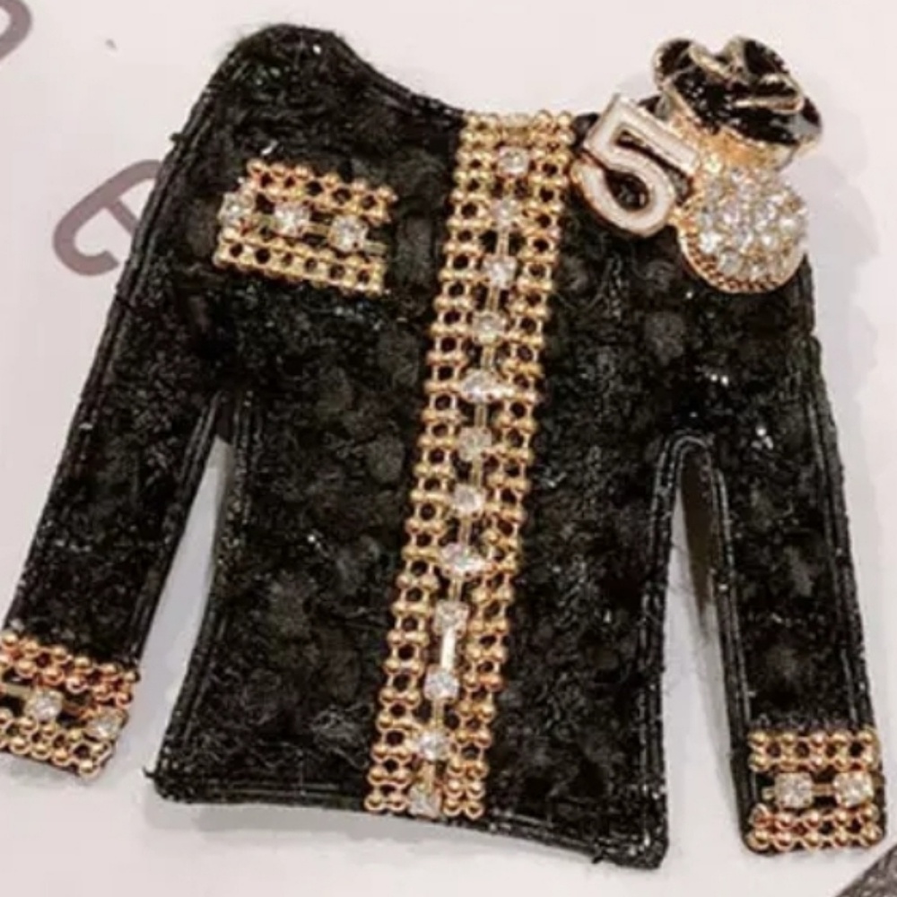 Tweed jacket no 5 camellia brooch rue cambon paris